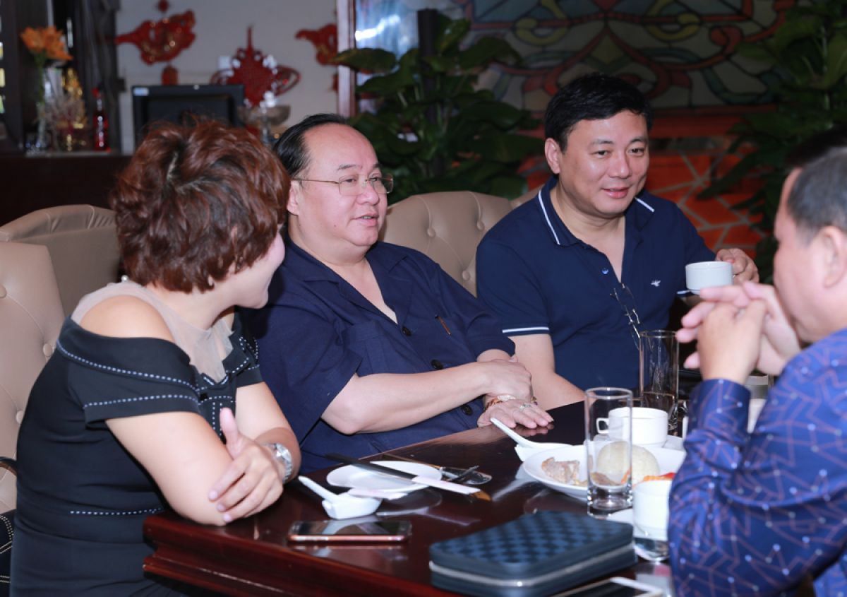 TS Nguyễn Hồng Sơn - Phó Chủ tịch Phòng Thương mại và Công nghiệp Việt Nam (VCCI), Chủ tịch HBA - VACOD (ở giữa) trò chuyện cùng các doanh nhân